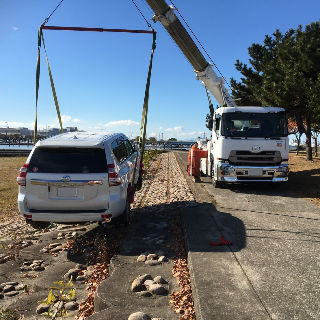 レッカー車で引き上げます。