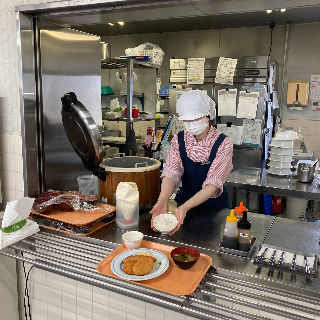 昼食補助で社員食堂あり